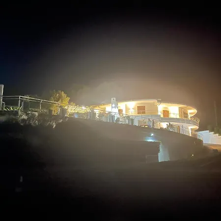 Luxury With Pool And Garden וילה *