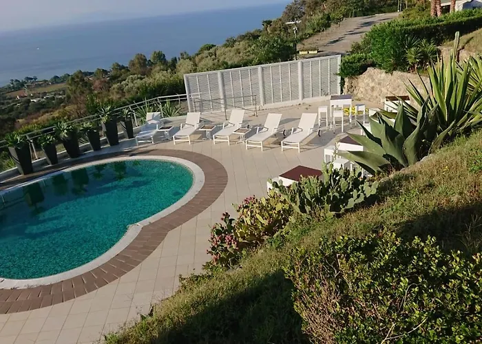 Luxury With Pool And Garden Villa