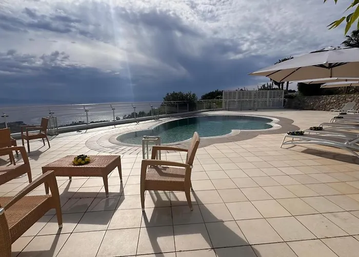 Luxury With Pool And Garden Villa *